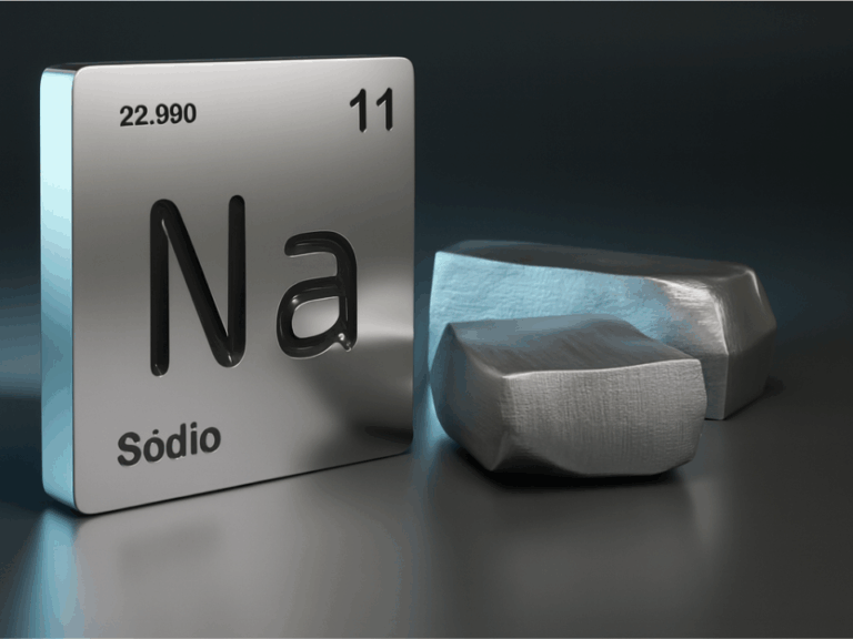 Representação 3D do elemento químico sódio (Na) com símbolo da Tabela Periódica e blocos metálicos sobre fundo escuro, ilustrando pesquisas sobre baterias sólidas e novas tecnologias energéticas.