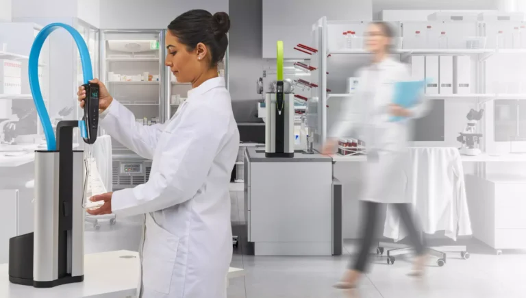 Representação conceitual de laboratório sustentável com elementos de inovação e tecnologia limpa, simbolizando práticas ambientais responsáveis e soluções ESG promovidas pela Veolia.