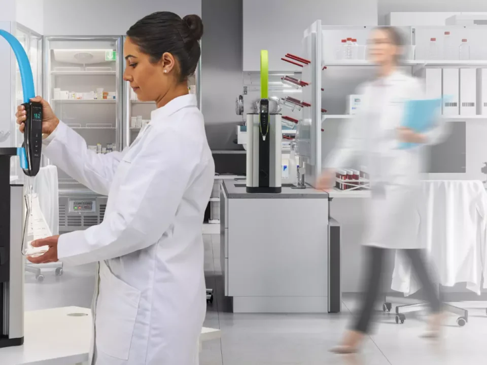 Representação conceitual de laboratório sustentável com elementos de inovação e tecnologia limpa, simbolizando práticas ambientais responsáveis e soluções ESG promovidas pela Veolia.