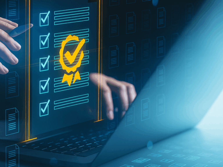 nterface digital com checklist aprovado sobre laptop, simbolizando auditoria, validação de processos e gestão da qualidade.