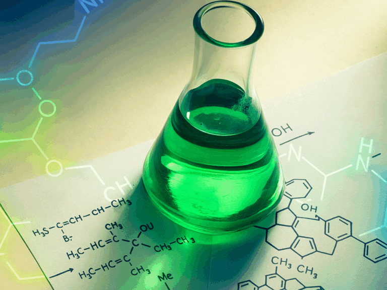 Frasco de laboratório com solução verde sobre fundo com estruturas químicas abstratas