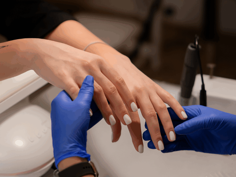 profissional aplicando esmalte em gel, reforçando segurança toxicológica e regulamentação Anvisa 2025