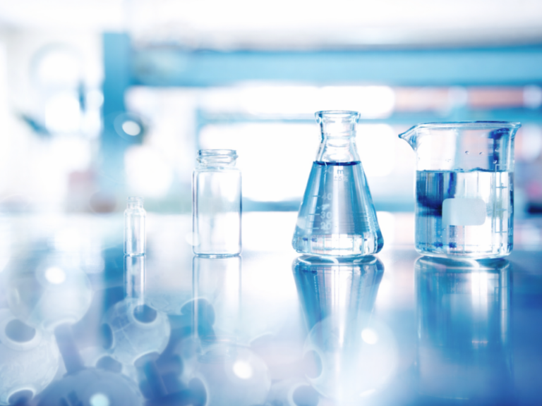 Sistema de água ultrapura em laboratórios utilizado para garantir precisão e confiabilidade em análises químicas