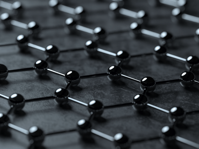 Estrutura hexagonal de grafeno em detalhe, com átomos de carbono conectados por ligações metálicas sobre superfície escura, representando aplicações avançadas em supercapacitores.