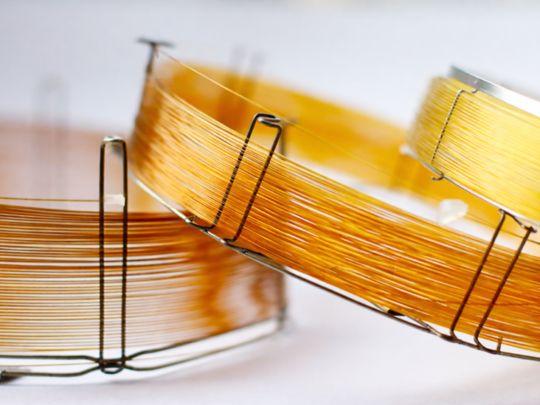 Colunas capilares de cromatografia gasosa enroladas, destacando a instrumentação analítica utilizada no controle de qualidade industrial e em análises químicas avançadas.