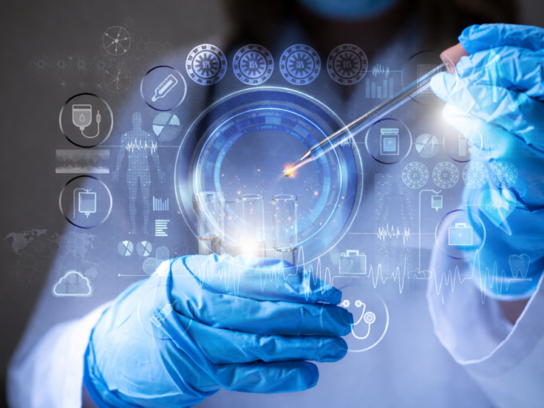 Cientista em laboratório manipulando pipeta com interface digital e elementos holográficos, representando inovação, inteligência artificial e tendências em pharma e life sciences.