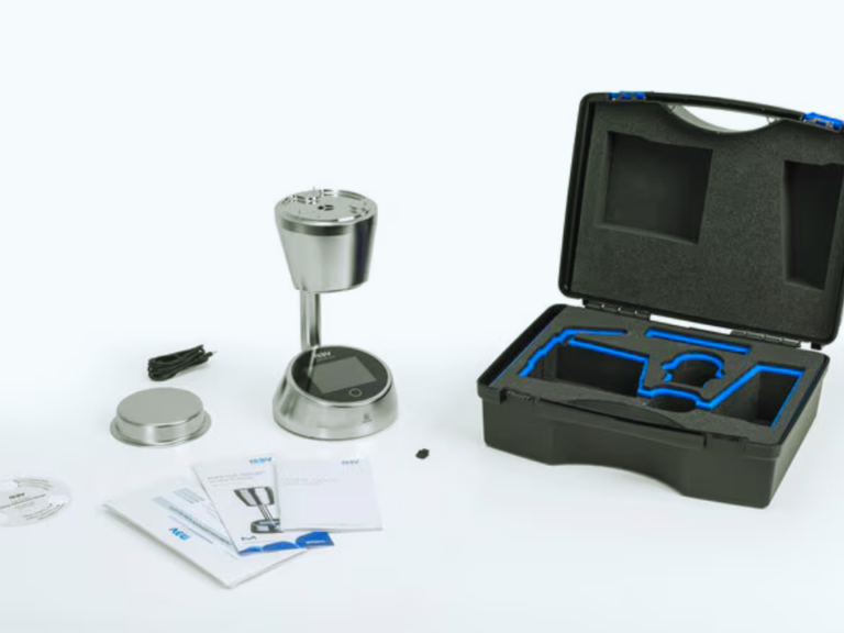 Amostrador de ar microbiano MAS-100 Sirius da Merck Life Science com acessórios e estojo de transporte, usado no monitoramento microbiano do ar em ambientes farmacêuticos.