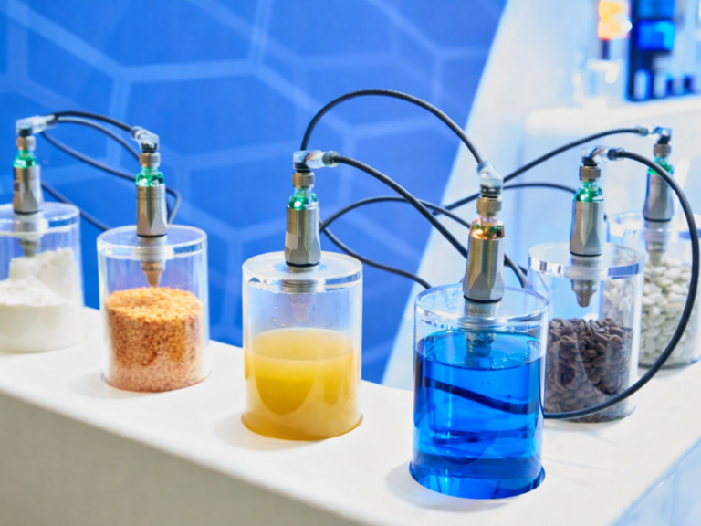 Sensores químicos em tempo real aplicados ao monitoramento de processos industriais em diferentes matrizes, com controle analítico contínuo.