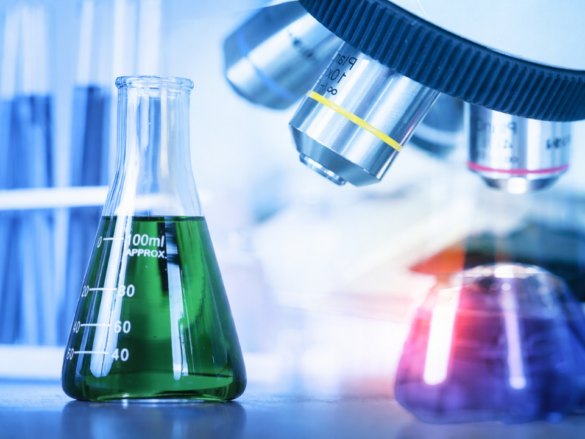 Ambiente de laboratório analítico com frasco Erlenmeyer contendo solução verde, microscópio e tubos de ensaio, representando desenvolvimento e controle de métodos analíticos com foco em qualidade e precisão.