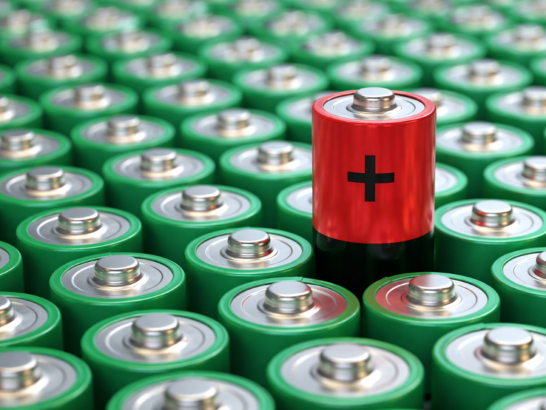 Bateria cilíndrica destacada em meio a um conjunto de baterias, ilustrando inovação em tecnologias de armazenamento de energia e alternativas ao lítio.