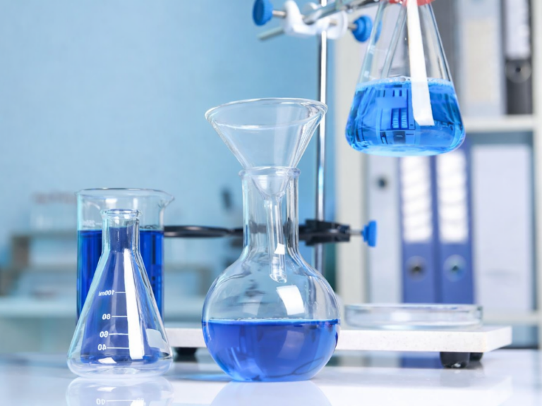 Líquidos iônicos na química analítica em ambiente de laboratório.