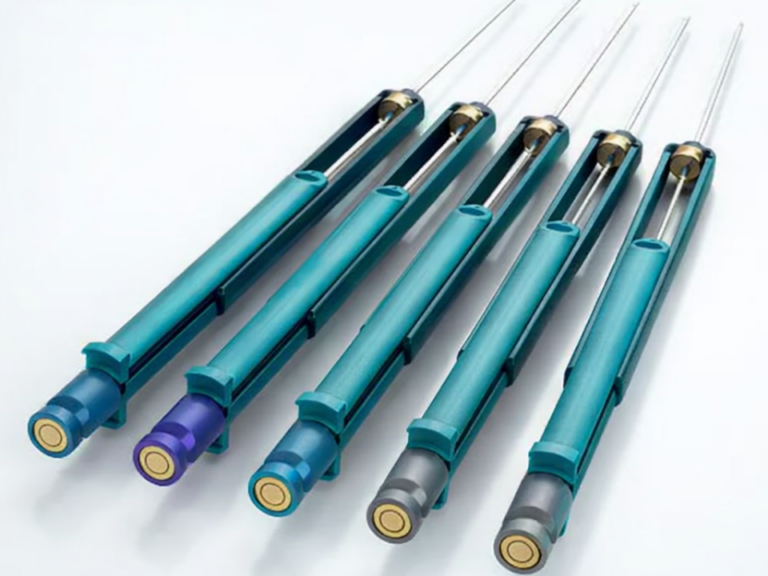 Dispositivos de SPME com carcaças azul esverdeadas, alinhados sobre fundo branco, representando a técnica de microextração em fase sólida aplicada a análises químicas complexas.