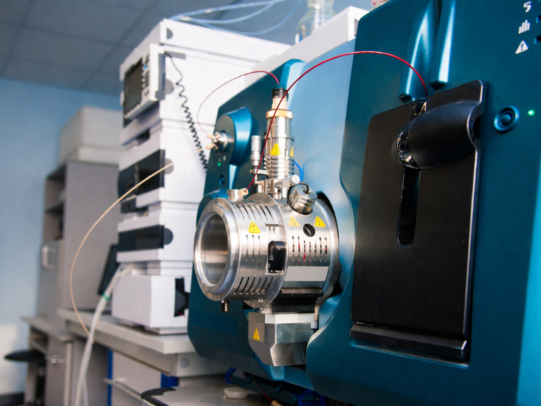 Espectrômetro de massas acoplado à cromatografia líquida (LC-MS) em laboratório de proteômica, equipamento analítico utilizado para identificação e caracterização de proteínas em pesquisas biomoleculares.