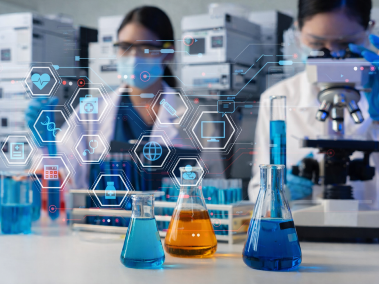Laboratório analítico moderno com pesquisadores realizando experimentos, vidrarias com soluções coloridas em primeiro plano e sistemas de HPLC ao fundo, com interface digital representando inteligência artificial e automação na pesquisa científica.
