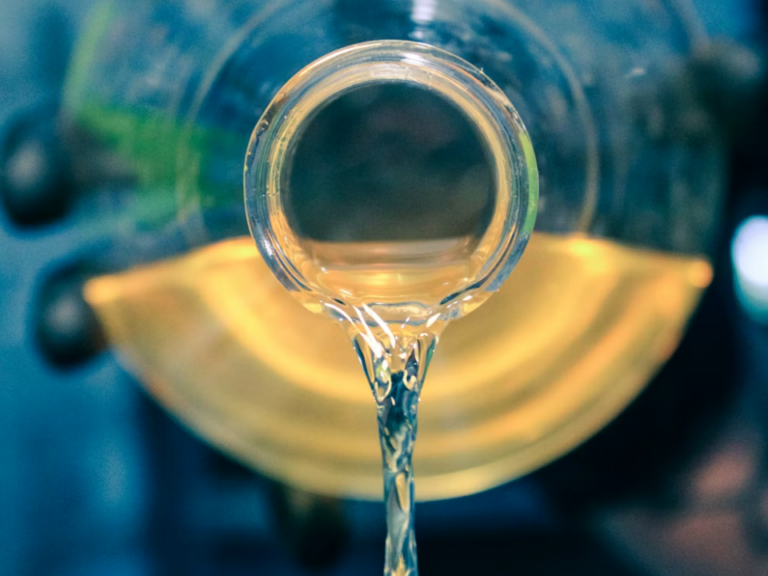 Imagem de líquidos eutéticos profundos hidrofóbicos em ambiente laboratorial, destacando solvente analítico avançado utilizado em aplicações de química analítica sustentável e preparo de amostras.
