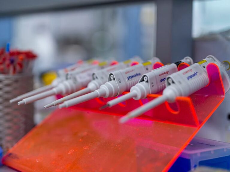 Pipeta analítica utilizada em laboratório, ilustrando a importância da calibração de pipetas, da integridade das vedações e da compatibilidade entre pipeta e ponteira para garantir medições volumétricas confiáveis.