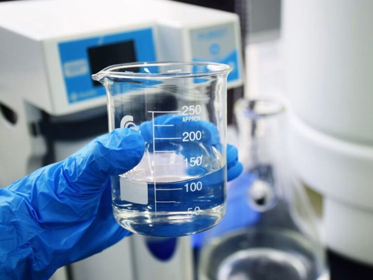 Análise de umidade em laboratório por perda por dessecação, titulação Karl Fischer e medição de atividade de água.