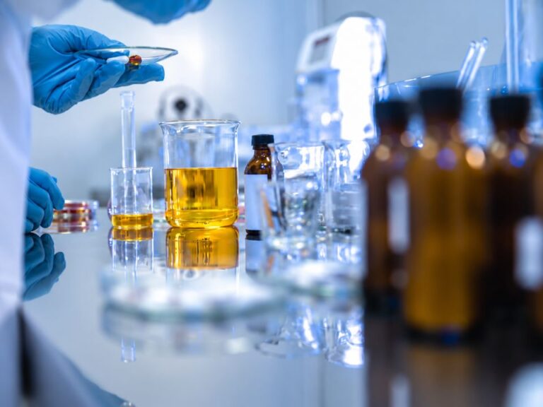 A adsorção de analitos em frascos pode reduzir a recuperação e comprometer a quantificação em baixas concentrações.