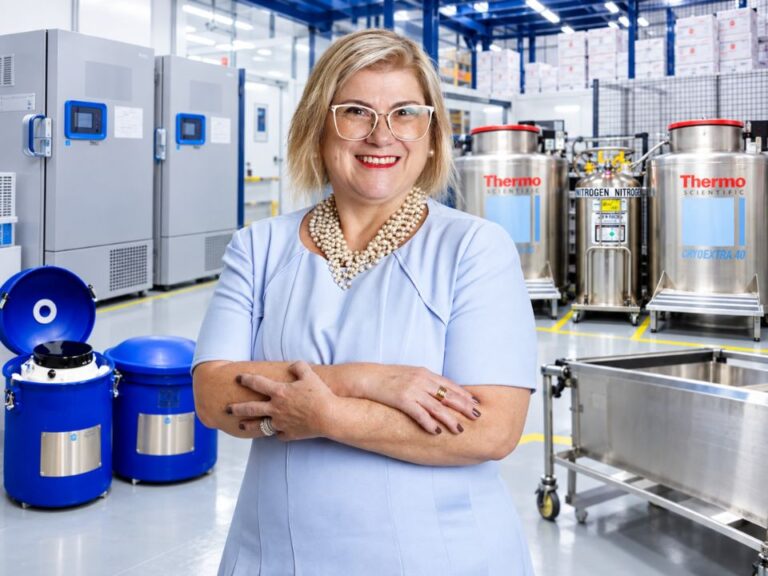Composição editorial com Maria Rodrigues e imagens da infraestrutura de armazenamento e transporte do Centro Logístico de Ensaios Clínicos da Thermo Fisher Scientific.