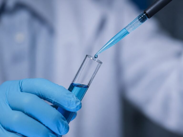 Viscosidade, pressão de vapor e temperatura podem alterar o volume transferido e exigem atenção à técnica e ao instrumento.